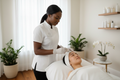 Esthéticienne noire pratiquent le dermaplaning