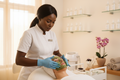 Esthéticienne noire pratiquent le peeling aux algues sur le visage