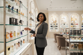 Femme noire vendeuse dans un grande parfumerie